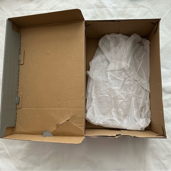 Clarks Women’s Brown Leather Slip-On Clog
Size 7.5 W New with Box Never Worn - Picture 4 of 5